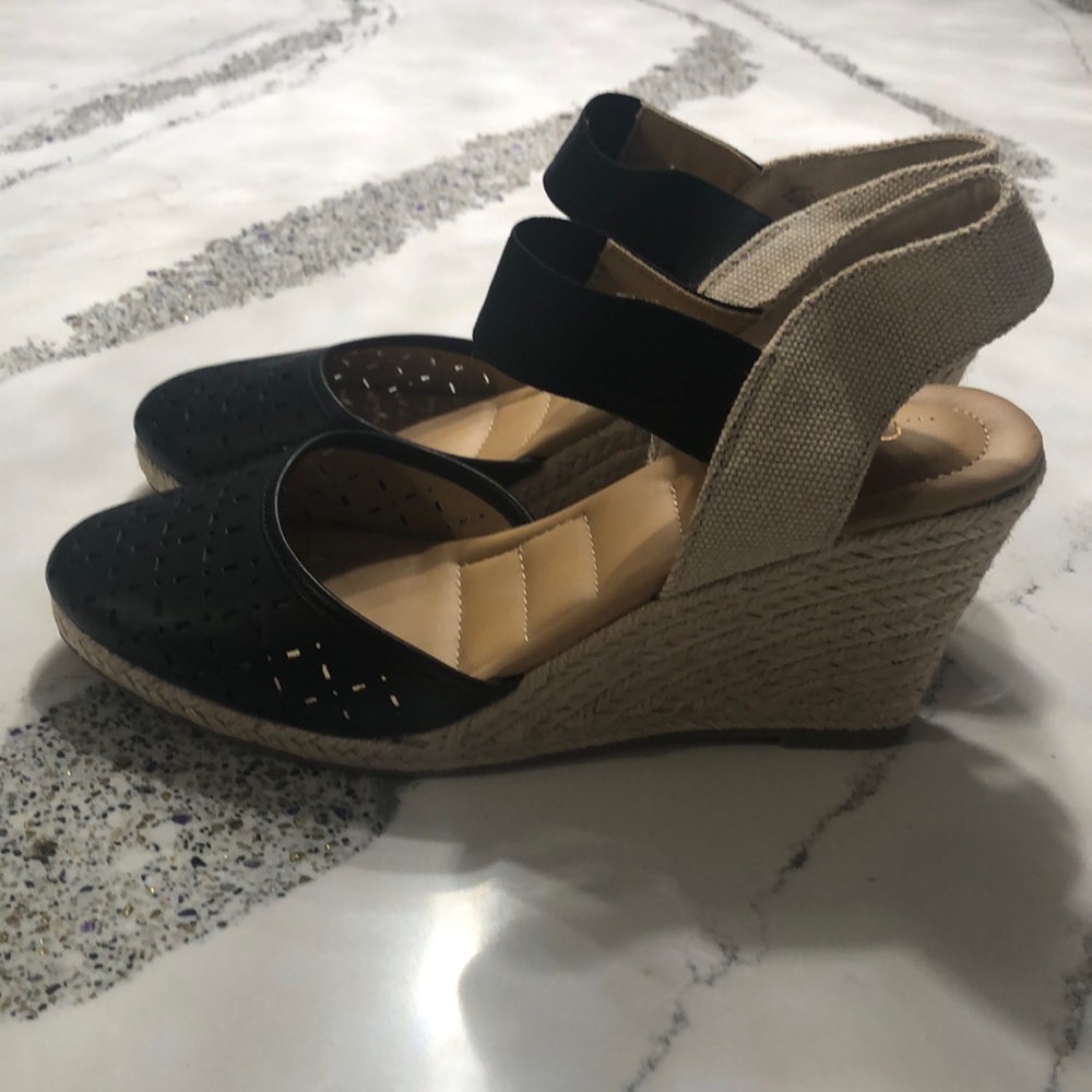Brand new Me Too platform shoes for women size 10 Very soft and comfortable